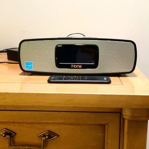 iHome radio and iphone charger with radio